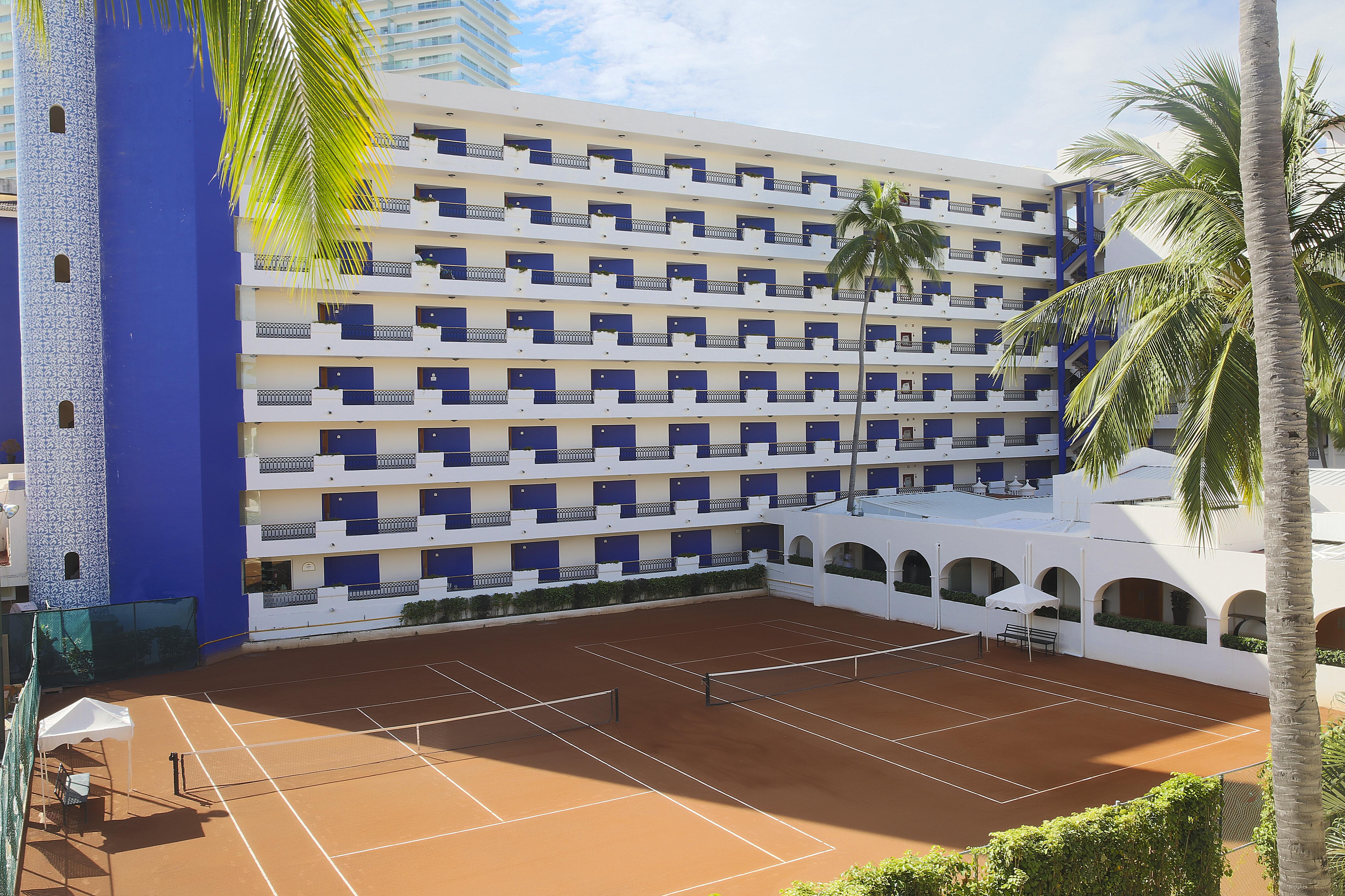 Crown Paradise Golden All Inclusive Resort - Adults Only Puerto Vallarta Exterior foto Tennis courts at the Grand Palladium Hotel