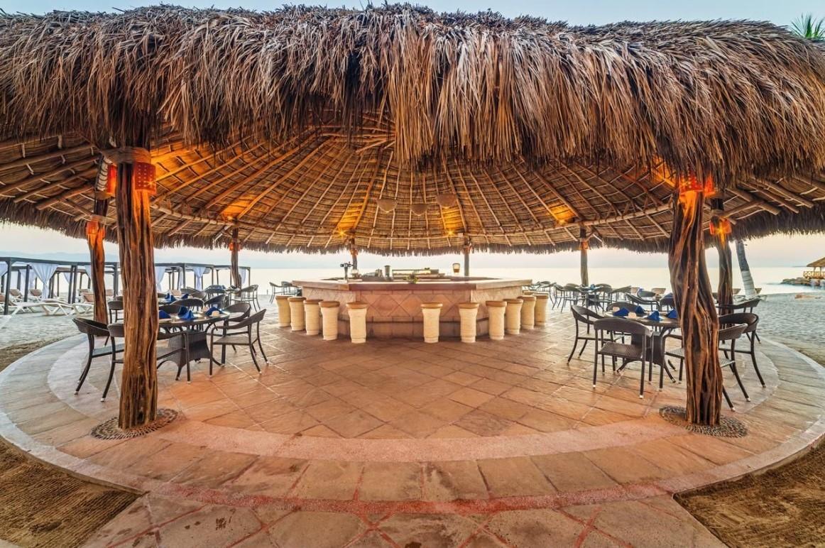 Crown Paradise Golden All Inclusive Resort - Adults Only Puerto Vallarta Exterior foto The beach bar at the resort