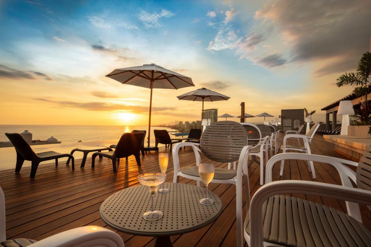 Crown Paradise Golden All Inclusive Resort - Adults Only Puerto Vallarta Exterior foto Sunset at the pool deck