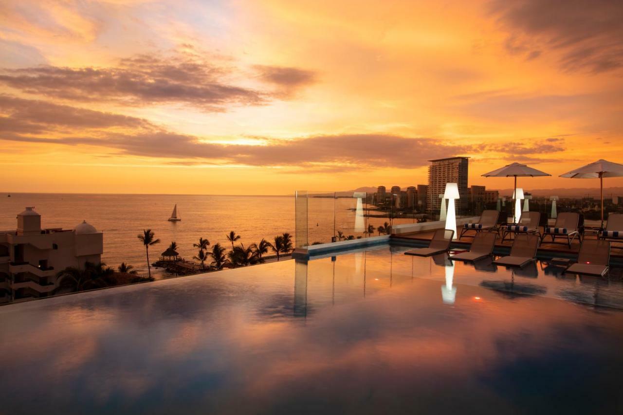 Crown Paradise Golden All Inclusive Resort - Adults Only Puerto Vallarta Exterior foto Sunset at the pool